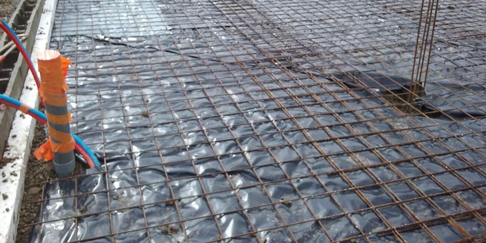 Méthode de la pose d'un film polyane sous dalle de beton