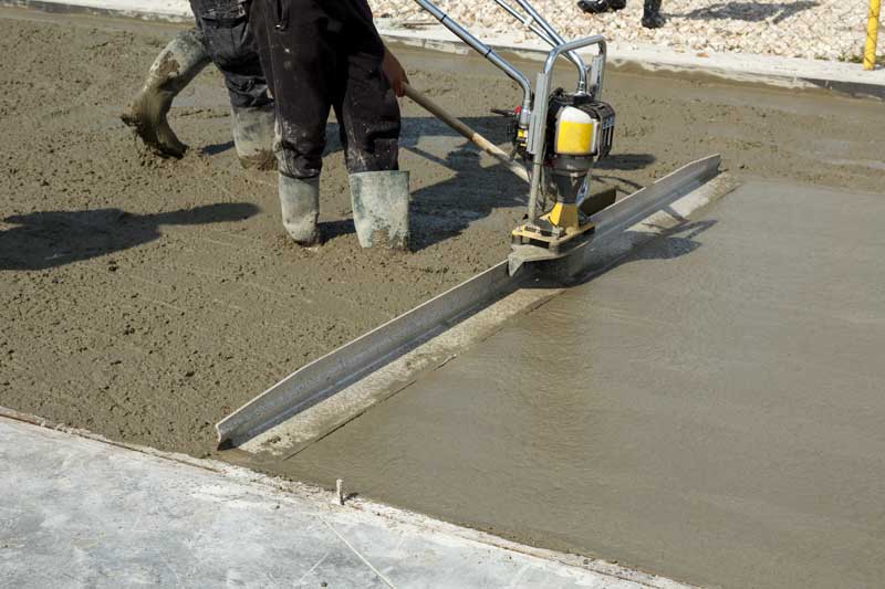 Vibration du béton avec regle vibrante